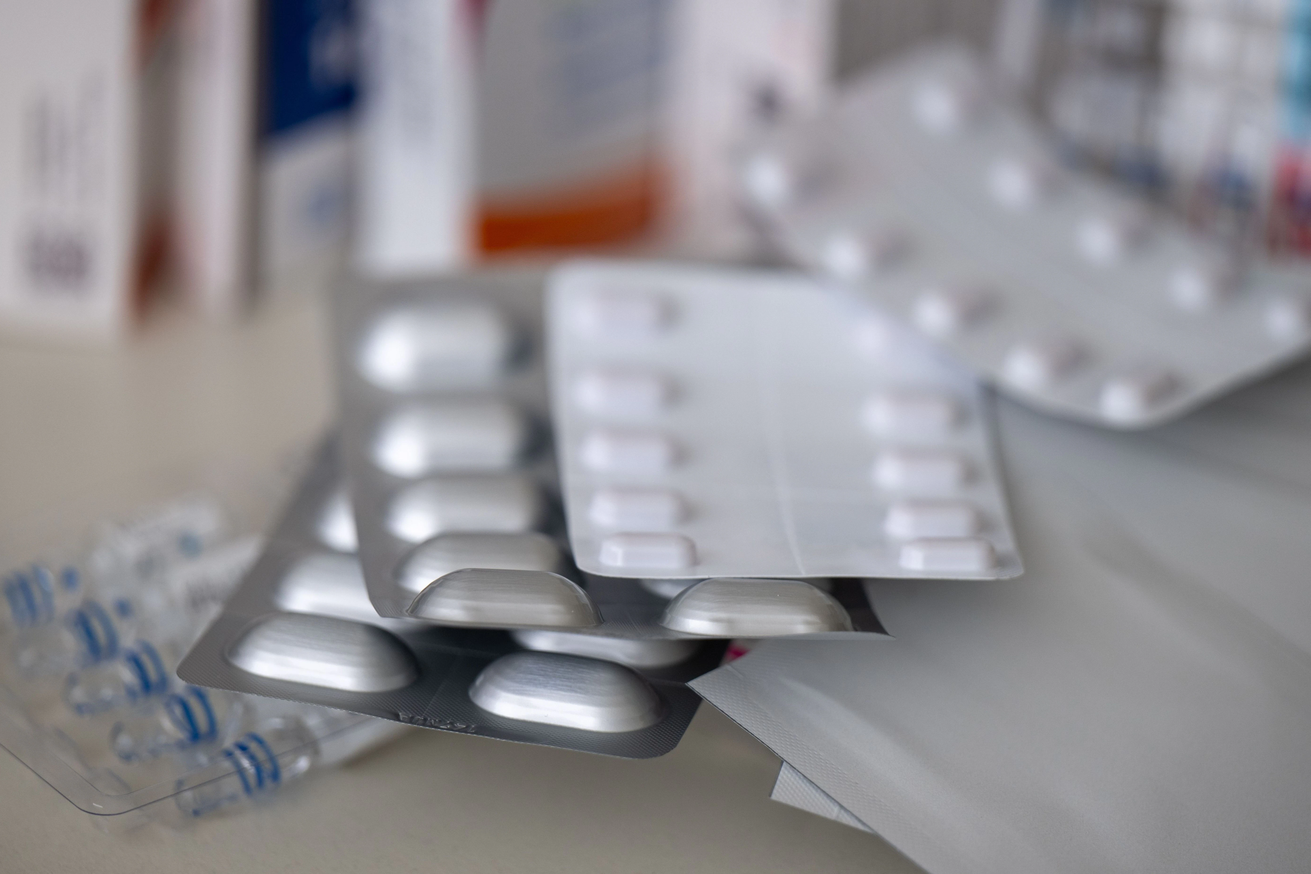 Schmerzmittel Fentanyl, Tilidin und Oxycodon liegen in einer Apotheke auf dem Tisch.
