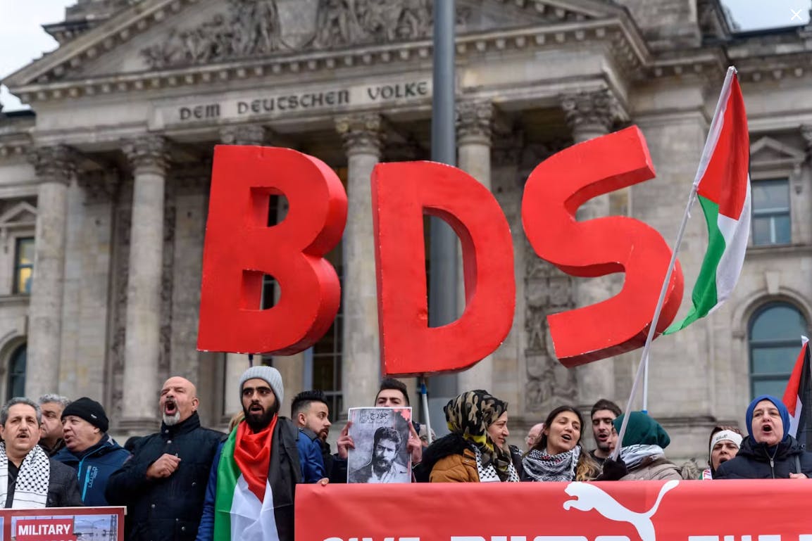 Anhänger der BDS-Kampagne Boycott, Divestment and Sanctions protestieren vor dem Berliner Reichstagsgebäude gegen den Beschluss des Bundestags vom Mai 2019 mit dem Titel „BDS-Bewegung entschlossen entgegentreten – Antisemitismus bekämpfen“.