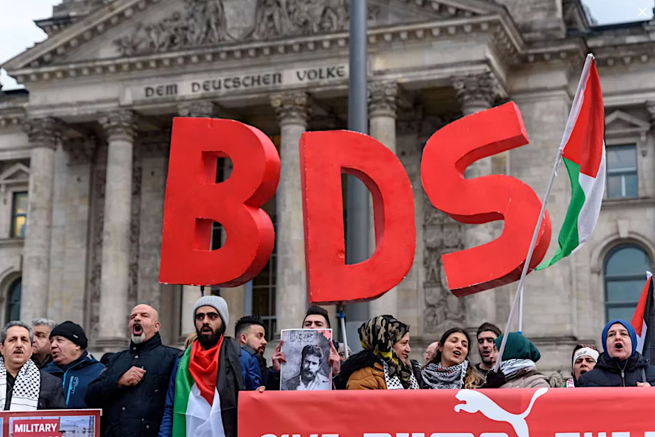 Anhänger der BDS-Kampagne Boycott, Divestment and Sanctions protestieren vor dem Berliner Reichstagsgebäude gegen den Beschluss des Bundestags vom Mai 2019 mit dem Titel „BDS-Bewegung entschlossen entgegentreten – Antisemitismus bekämpfen“.