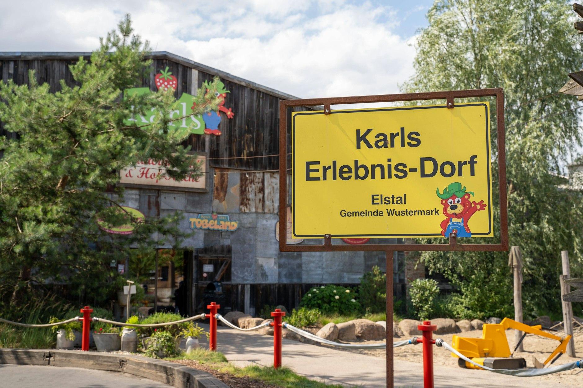 Das Karls Erlebnis-Dorf in Elstal bei Berlin: Auf dem Erdbeerhof möchte das Unternehmen keine fremdenfeindliche Kunden sehen.