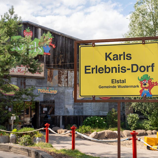 Karls Erdbeerhof: „Ausländer-Feinde“ müssen draußen bleiben