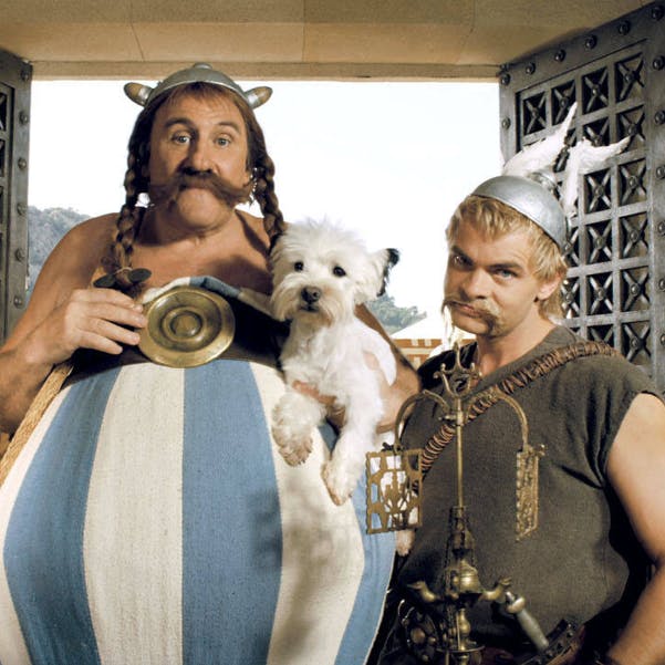 In Realfilmen wird Idefix von einem Westi gespielt. Hier in „Asterix bei den olympischen Spielen“ mit Gerard Depardieu als Obelix und Jean-Pierre Cassel als Asterix