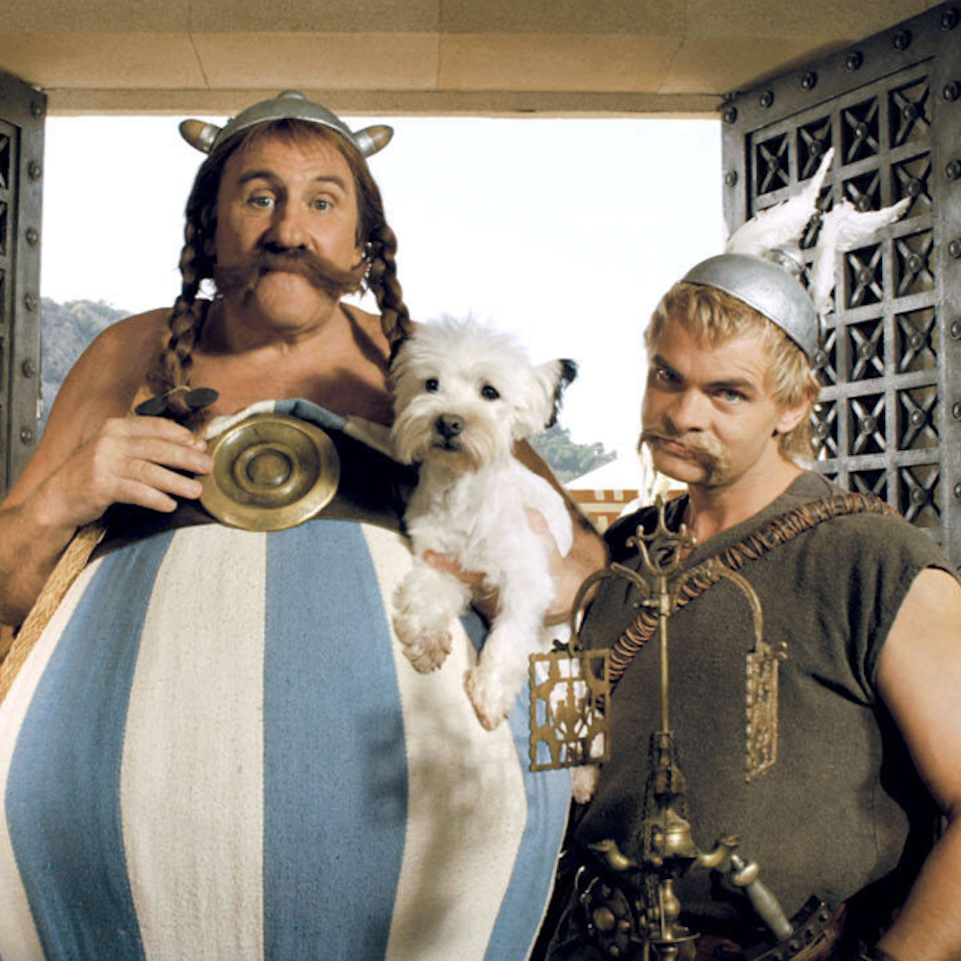 In Realfilmen wird Idefix von einem Westi gespielt. Hier in „Asterix bei den olympischen Spielen“ mit Gerard Depardieu als Obelix und Jean-Pierre Cassel als Asterix