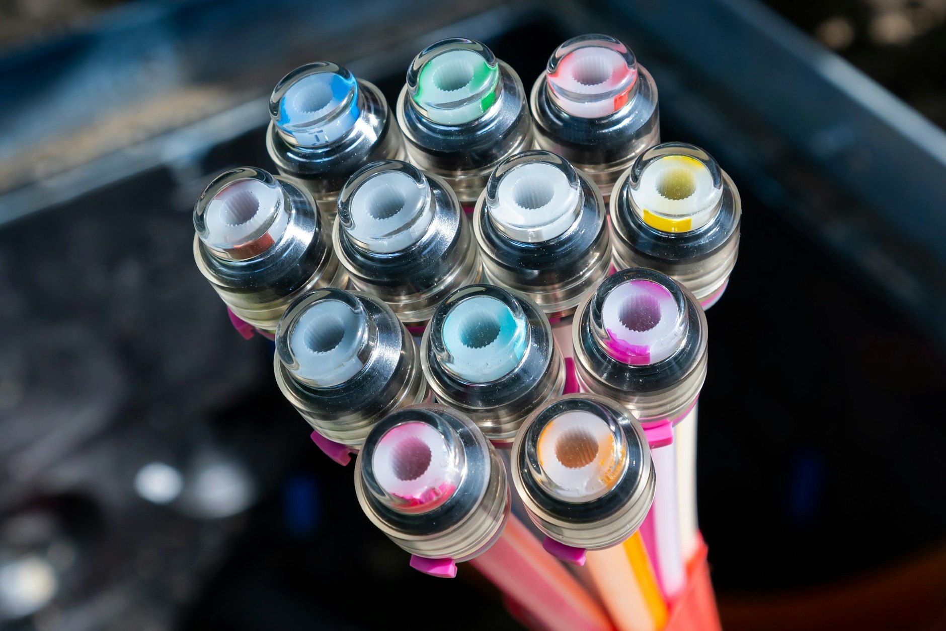 Das Ende eines Bündels Glasfaserkabel ist auf einer Baustelle zu sehen: In Treptow-Köpenick startet der Glasfaserausbau durch die OXG.