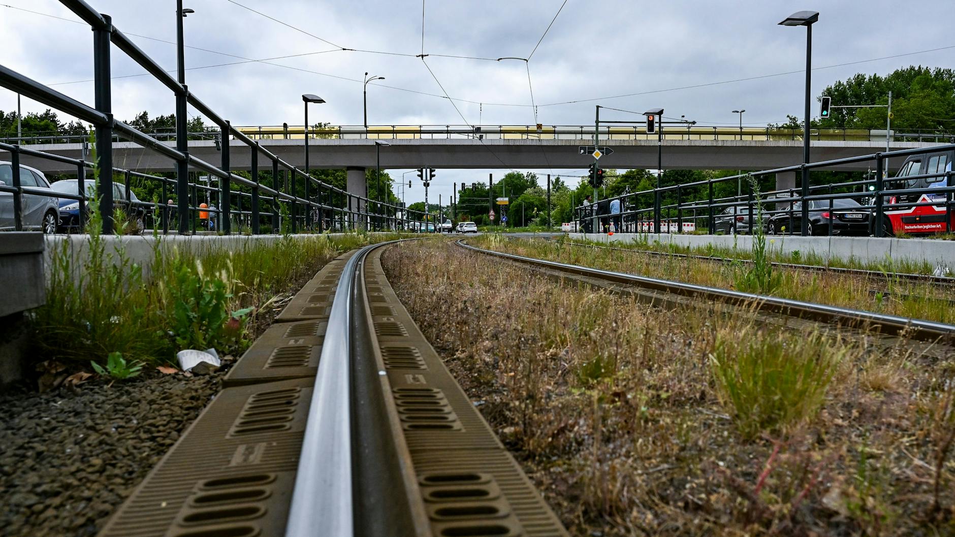 Leere Schienen: Auch die Straßenbahnen dürfen unter der Brücke nicht mehr durchfahren.