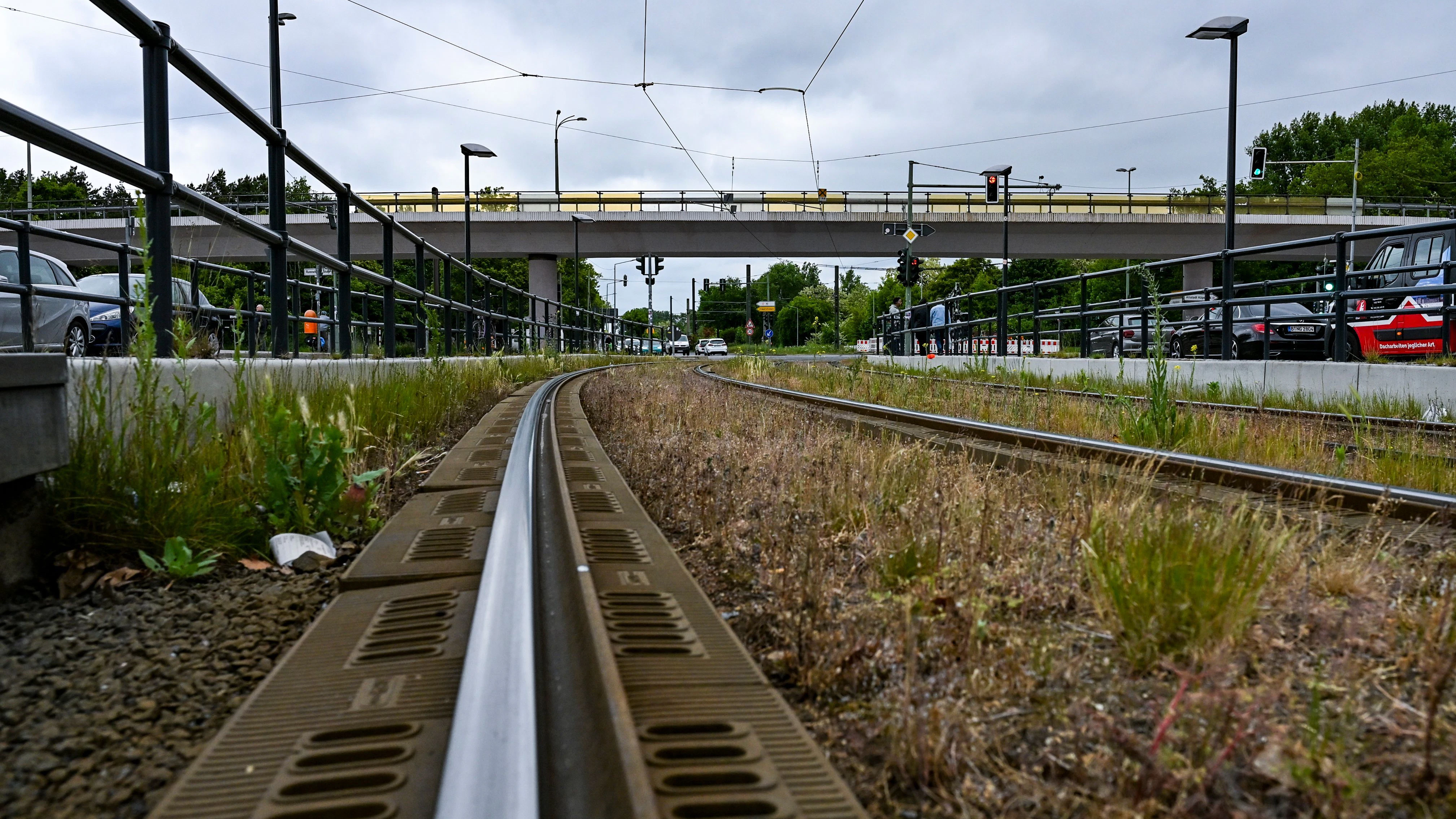 Leere Schienen: Auch die Straßenbahnen dürfen unter der Brücke nicht mehr durchfahren.