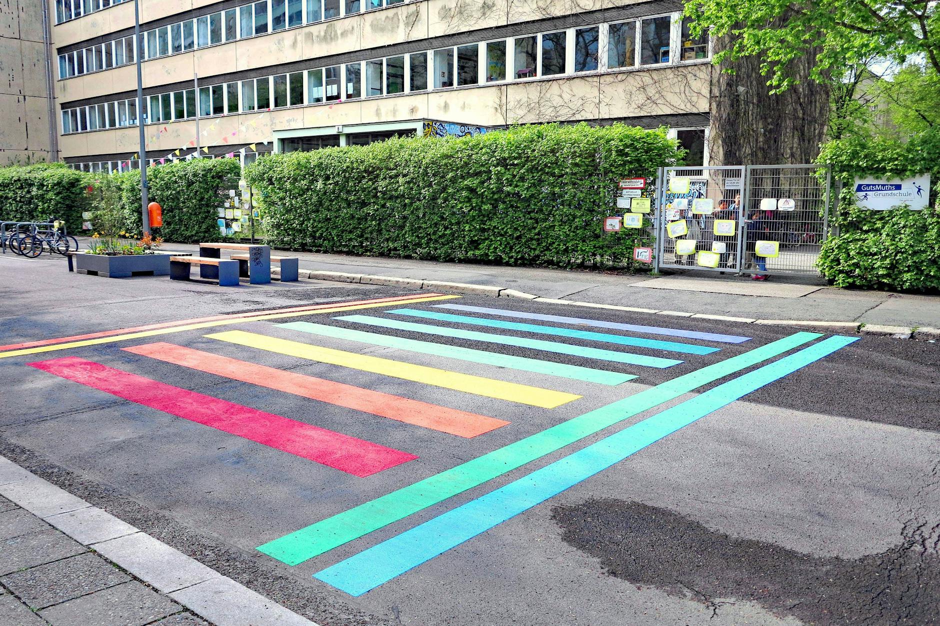 Nicht nur in Berlin-Mitte vor der Gutsmuths-Grundschule in der Singerstraße gibt es eine verkehrsberuhigte Schulzone: Der Bezirk Friedrichshain-Kreuzberg zieht nach.