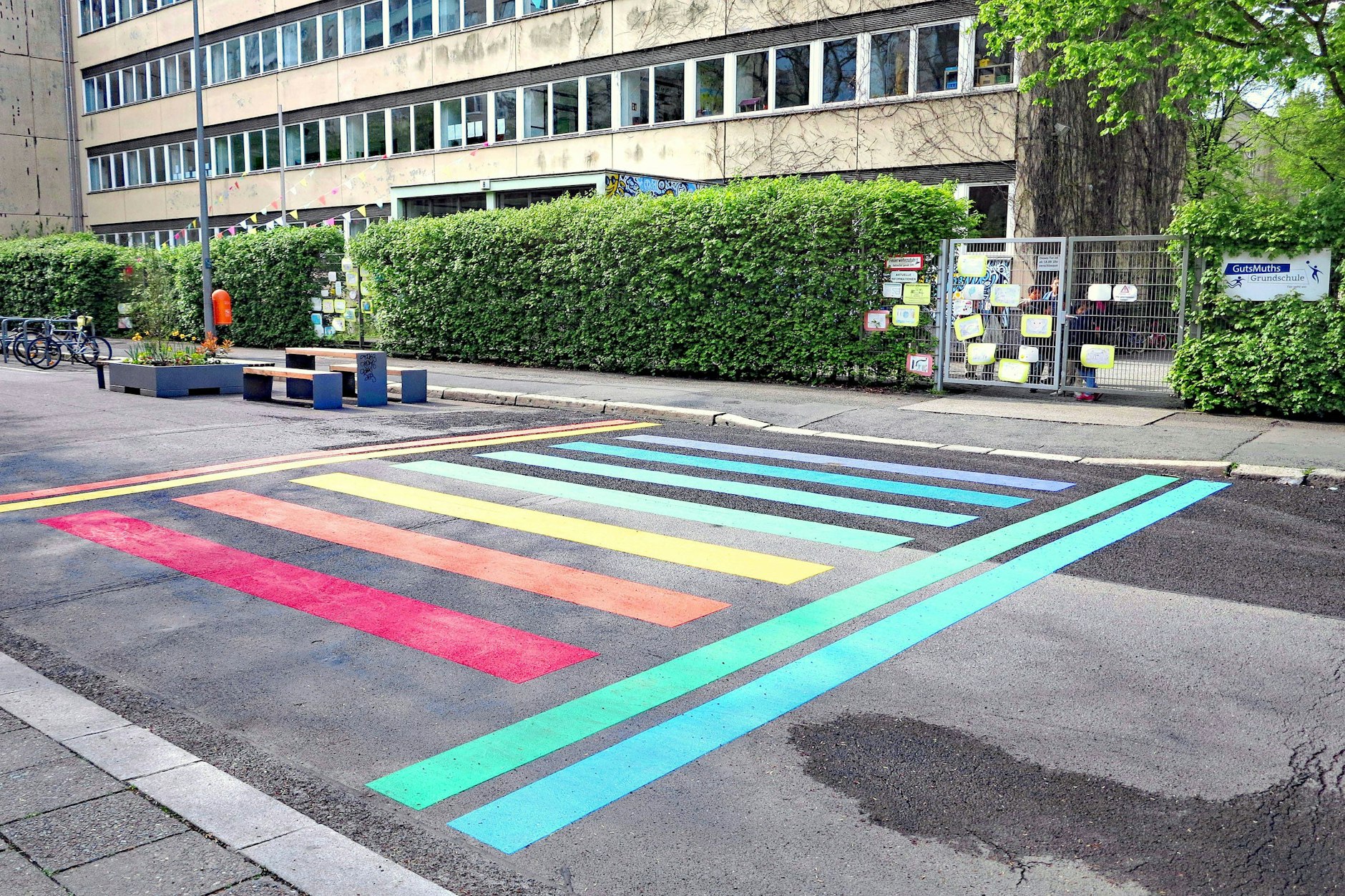 Nicht nur in Berlin-Mitte vor der Gutsmuths-Grundschule in der Singerstraße gibt es eine verkehrsberuhigte Schulzone: Der Bezirk Friedrichshain-Kreuzberg zieht nach.