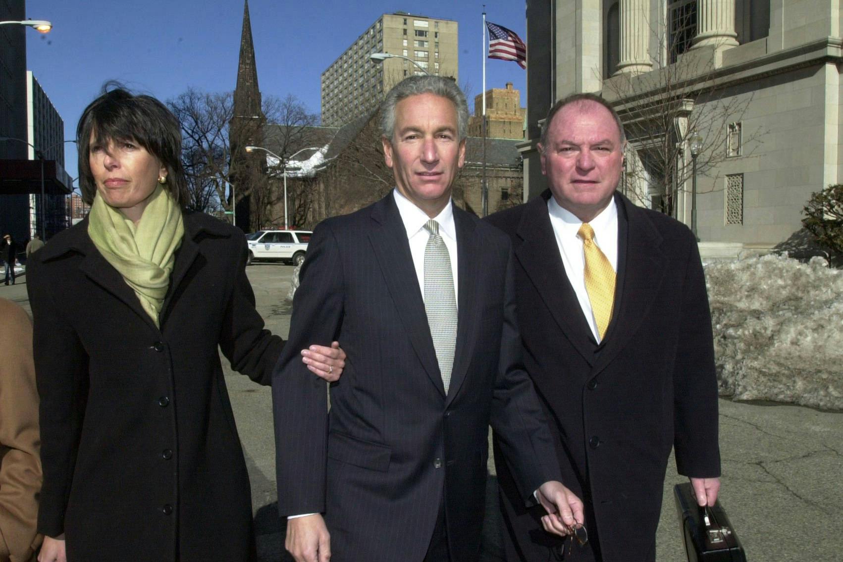 ARCHIV - 4.3.2005: Charles Kushner auf dem Weg zur Urteilsverkündung am Bundesgericht in Newark, New Jersey.