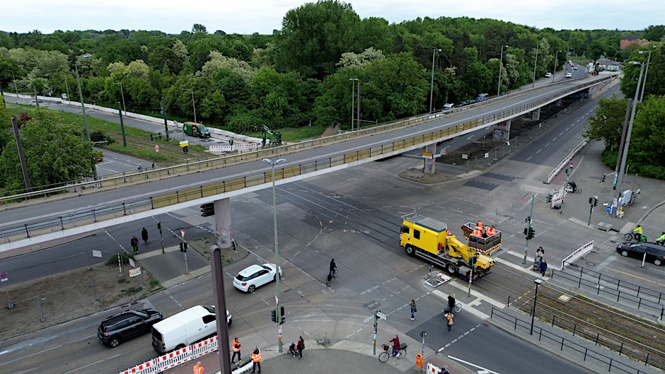 Die Brücke An der Wuhlheide im Ortsteil Oberschöneweide ist bis auf Weiteres komplett gesperrt. Wegen Schäden im Tragwerk ist auch der Verkehr einschließlich der Straßenbahnverbindungen unter der Brücke auf der Edisonstraße/Treskowallee untersagt.
