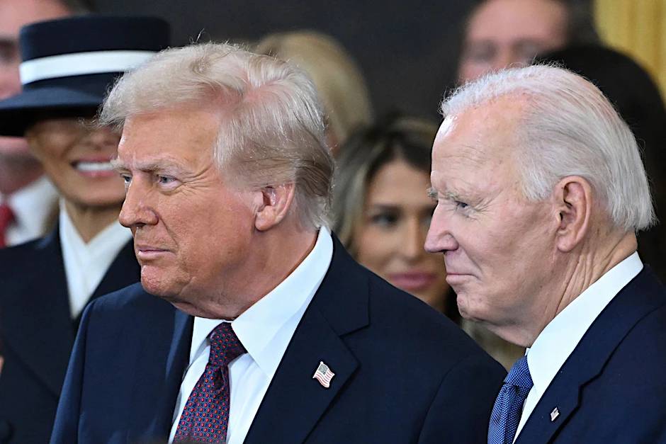 Präsident Joe Biden (r.) und der damals designierte Präsident Donald Trump stehen zusammen vor dem Beginn der Amtseinführung des Präsidenten im Januar 2025 in der Rotunde des US-Kapitols in Washington.