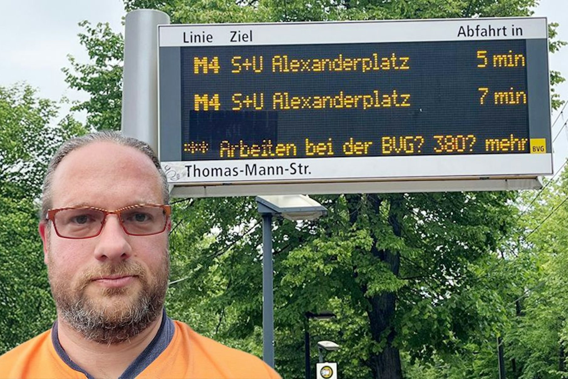 Arbeiten bei der BVG für 380 Euro monatlich mehr Grundgehalt, dank neuem Tarifvertrag, so ist es auf Anzeigetafel der BVG-Haltestellen zu lesen. Christian Linow vom Berliner Fahrgastverband findet den Werbespruch schon etwas neben der Spur.