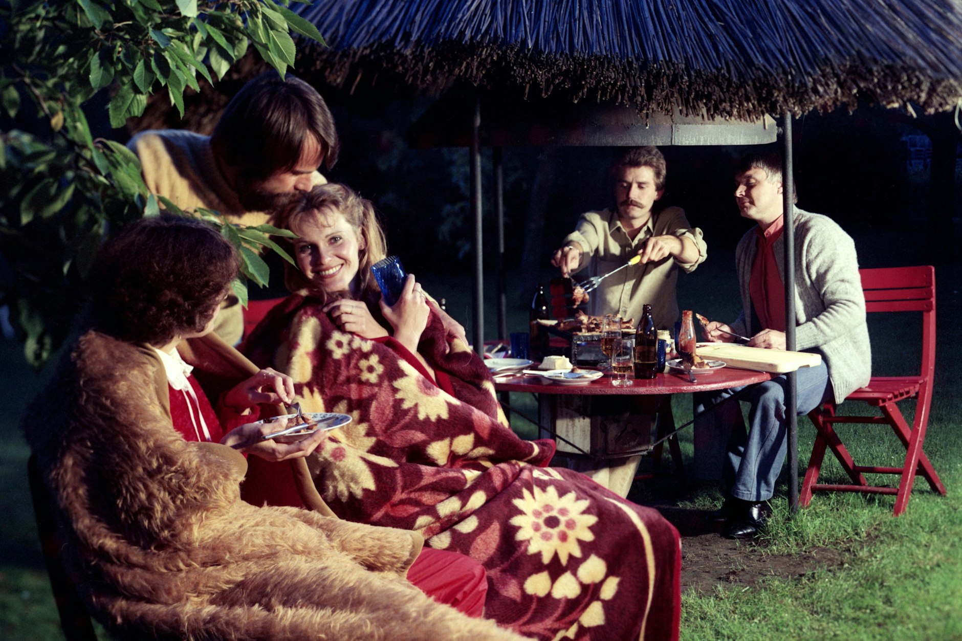 Ein schöner Grillabend in der DDR: Mit Freunden und einer leckeren Bratwurst verbrachten die Menschen im Osten schon früher gern ihre Sommernächte.