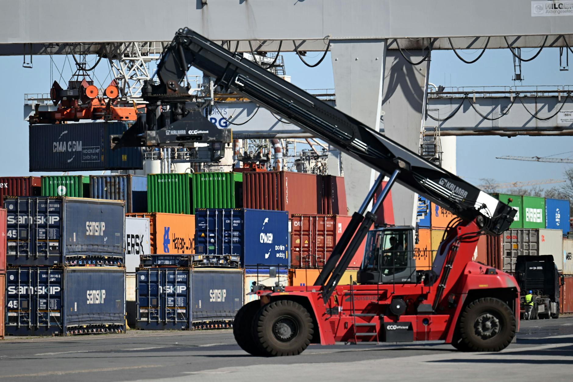 Nordrhein-Westfalen, Duisburg: Container stapeln sich im Hafen.