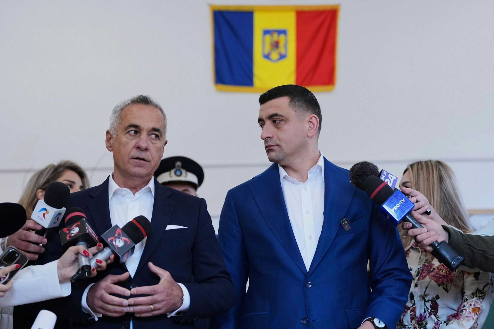 Präsidentschaftskandidat George Simion (r.) und Calin Georgescu, Gewinner der ersten Runde der annullierten Wahl im vergangenen Jahr, sprechen zu den Medien, nachdem sie ihre Stimmen in der zweiten Runde der Neuwahlen am Sonntag abgegeben haben.