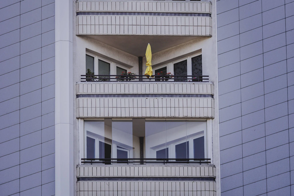 Schwerwiegende Baumängel: Balkone in Marzahn wegen Einsturzgefahr gesperrt