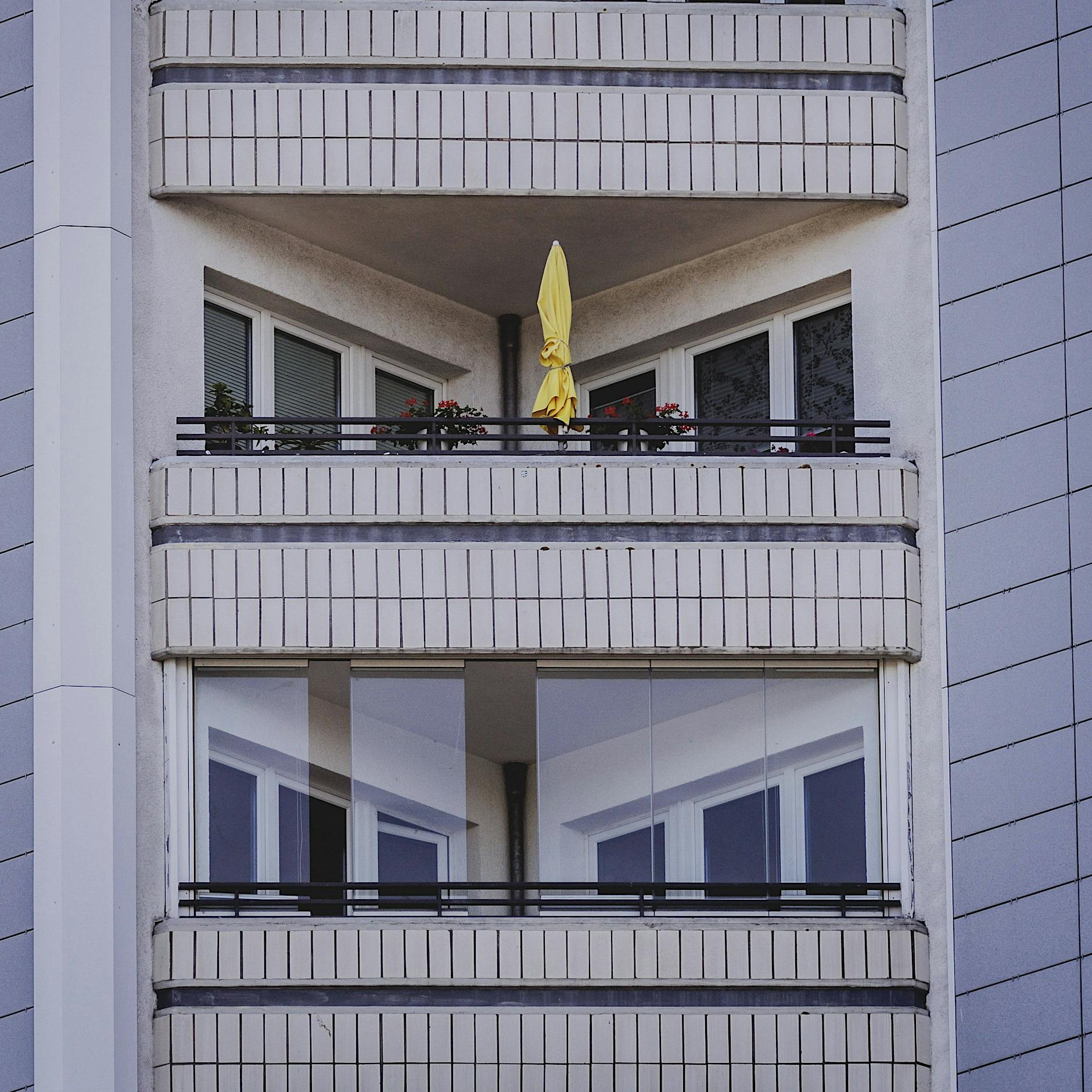 Schwerwiegende Baumängel: Balkone in Marzahn wegen Einsturzgefahr gesperrt