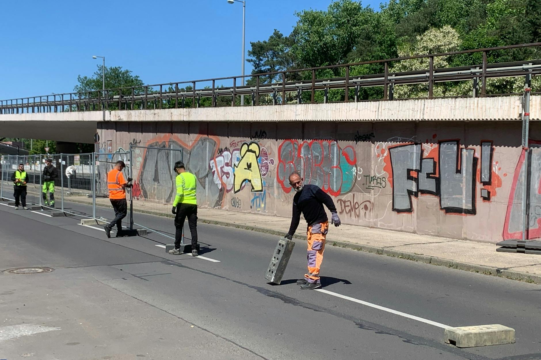 Bauarbeiter bereiten an der Brücke an der Wuhlheide die Fahrbahnen für eine geplante Teilöffnung vor.
