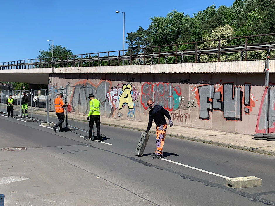 Bauarbeiter bereiten an der Brücke an der Wuhlheide die Fahrbahnen für eine geplante Teilöffnung vor.