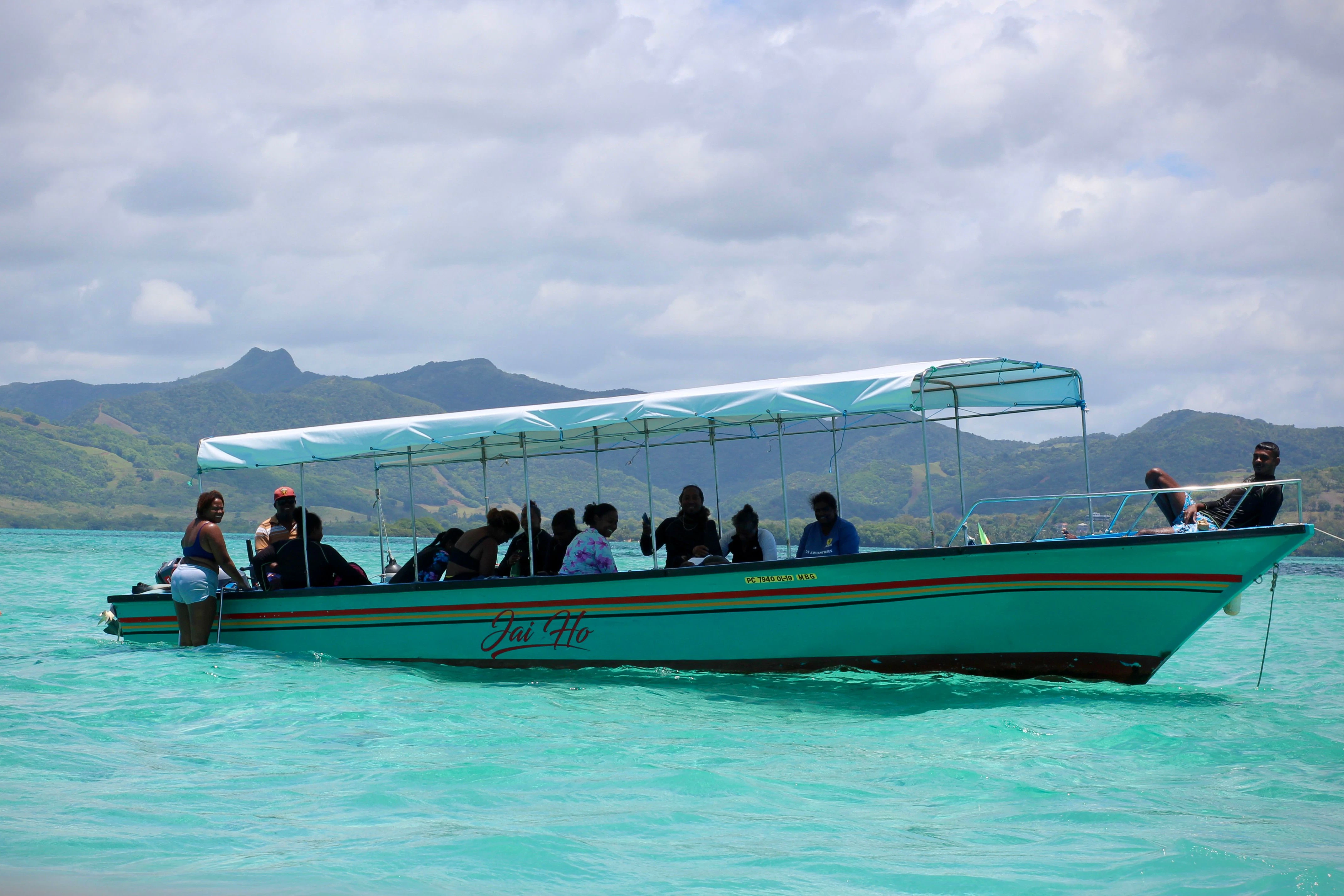 Kurz vor dem Abtauchen: Auf einem Boot vor der Île aux Aigrettes bereiten sich Volunteers darauf vor, Babykorallen von Algen zu befreien. Die NGO Eco-Sud betreibt hier Korallenaufzuchtstationen, um das empfindliche Riffsystem von Mauritius zu erhalten – bedroht durch steigende Temperaturen, Erosion und Umweltstress.