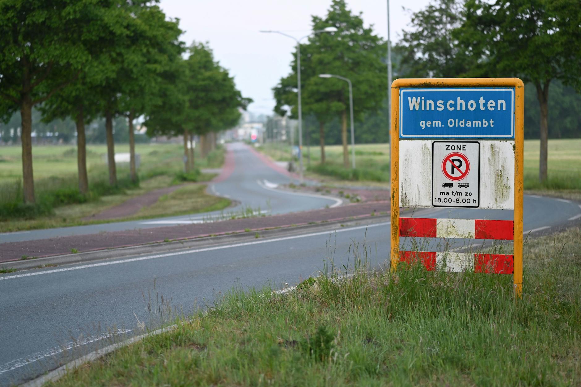 Bei der Suche nach den beiden vermissten Kindern im Nordosten der Niederlande hat die Polizei ein Auto mit mehreren Leichen gefunden.