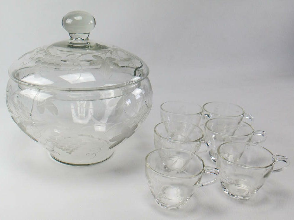 Kein Grillabend ohne süffige Bowle! Mit Dosenfrüchten und Rotkäppchen-Sekt machte sie jede noch so ernste Gesellschaft zu einem echten Partyvolk. Das galt in der DDR – und das ist auch heute noch so.
