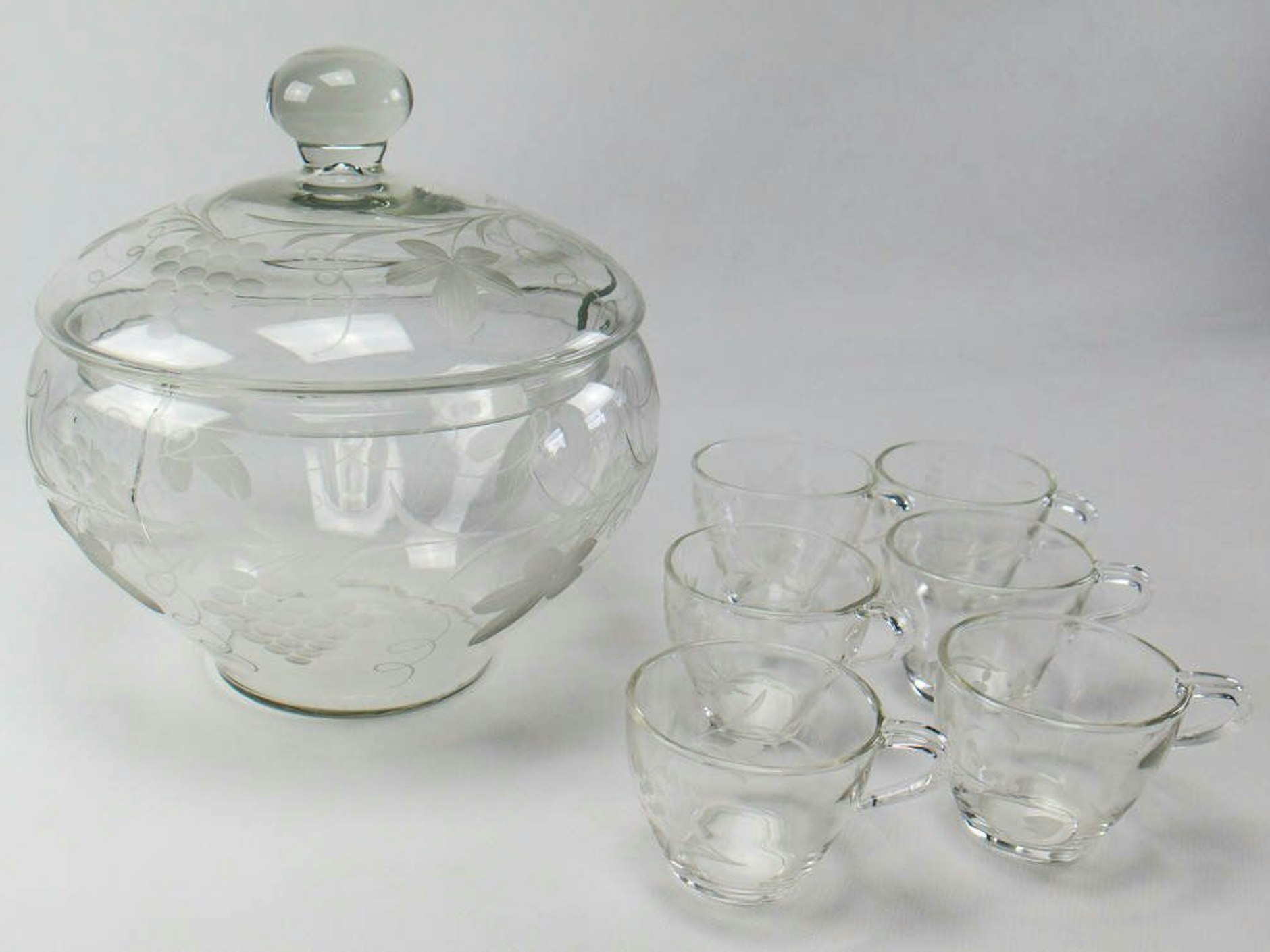 Kein Grillabend ohne süffige Bowle! Mit Dosenfrüchten und Rotkäppchen-Sekt machte sie jede noch so ernste Gesellschaft zu einem echten Partyvolk. Das galt in der DDR – und das ist auch heute noch so.