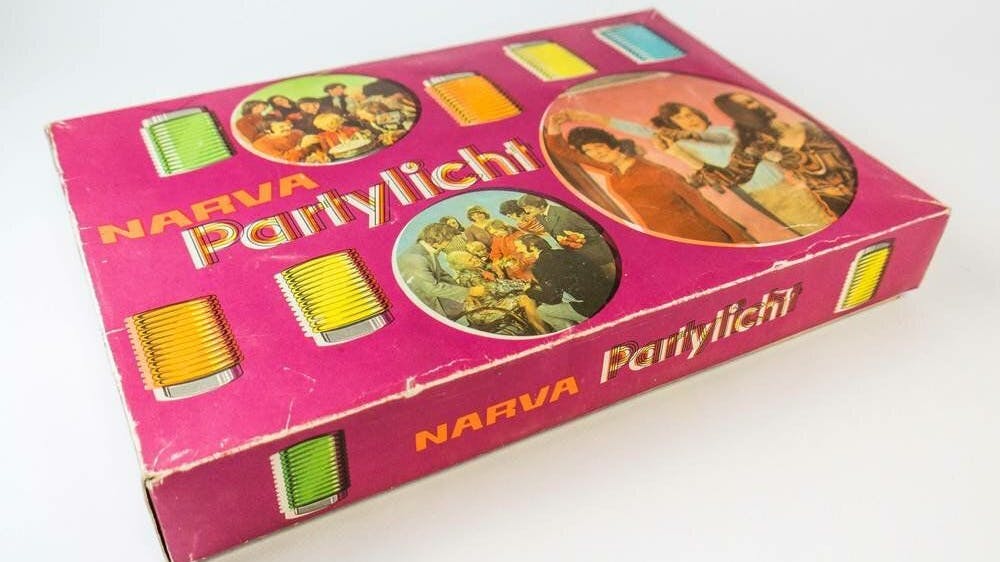 Die Lichterkette „Partylicht“ von Narva wurde im VEB NARVA Glüso-Werk Tambach-Dietharz hergestellt und war im Handel für 28,70 Mark erhältlich. Heute schlummern mehrere Exemplare des Partyklassikers im Fundus des DDR-Museums Berlin.