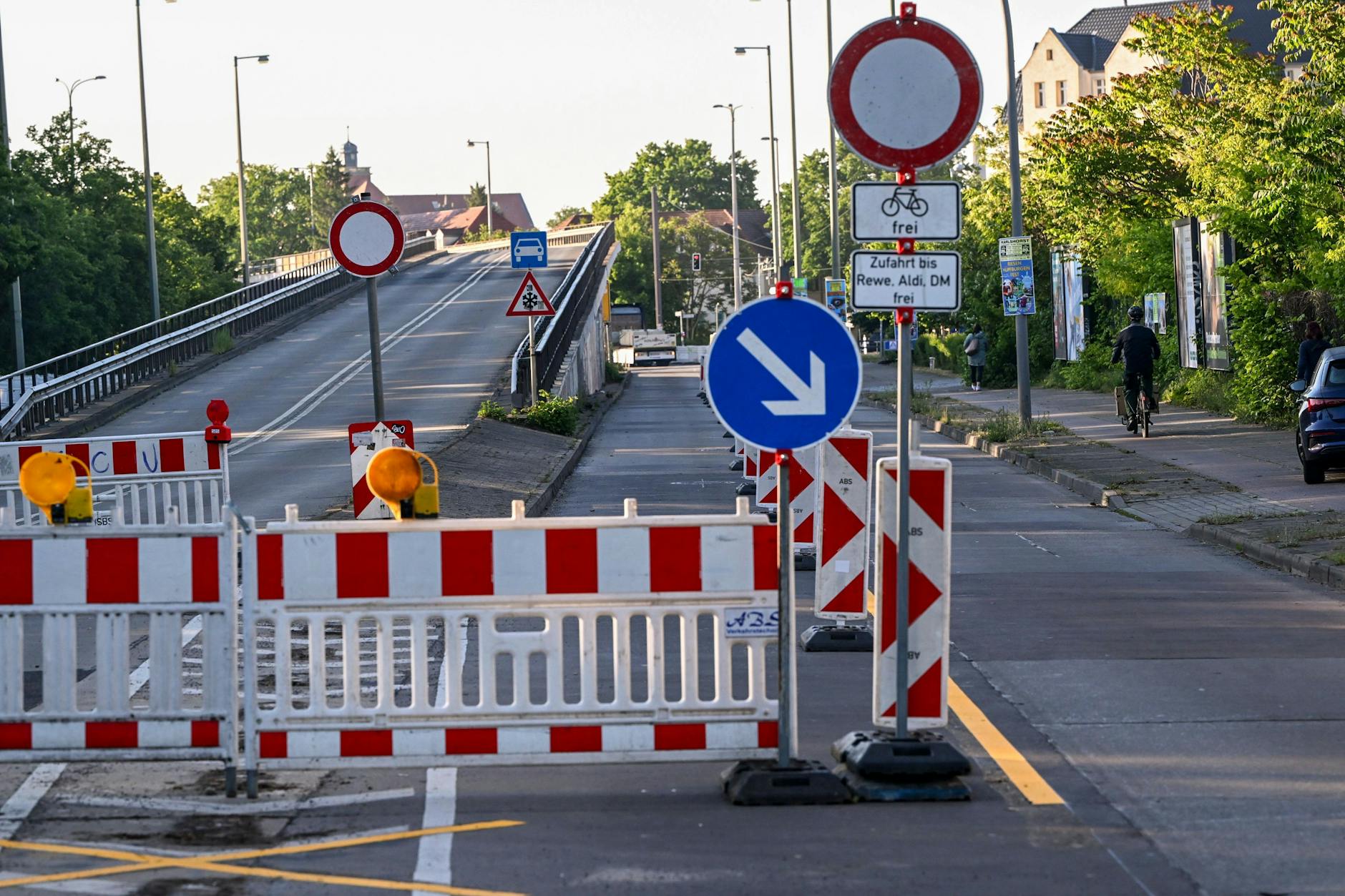 Nichts geht mehr an der Brücke an der Wuhlheide: Die Kreuzung am Nordrand von Oberschöneweide ist seit dem 19. Mai gesperrt, weil das Bauwerk von 1989 einsturzgefährdet ist.