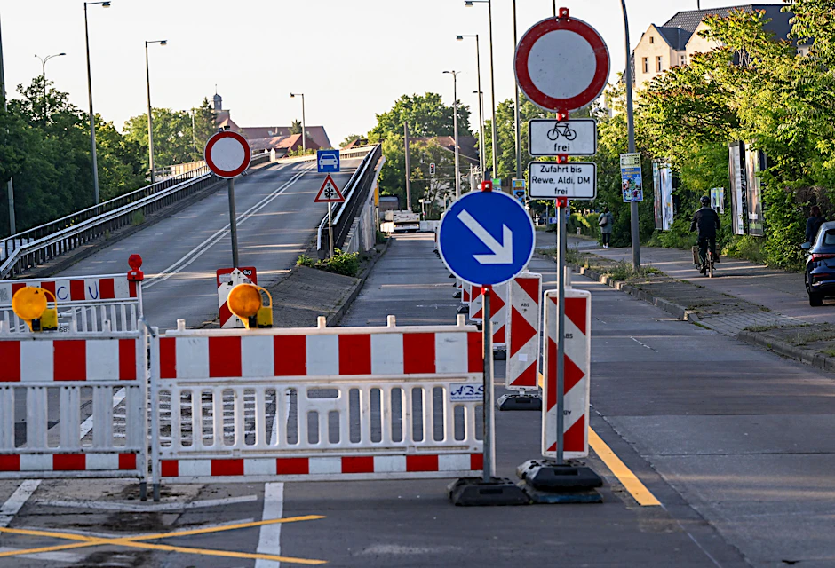 Nichts geht mehr an der Brücke an der Wuhlheide: Die Kreuzung am Nordrand von Oberschöneweide ist seit dem 19. Mai gesperrt, weil das Bauwerk von 1989 einsturzgefährdet ist.