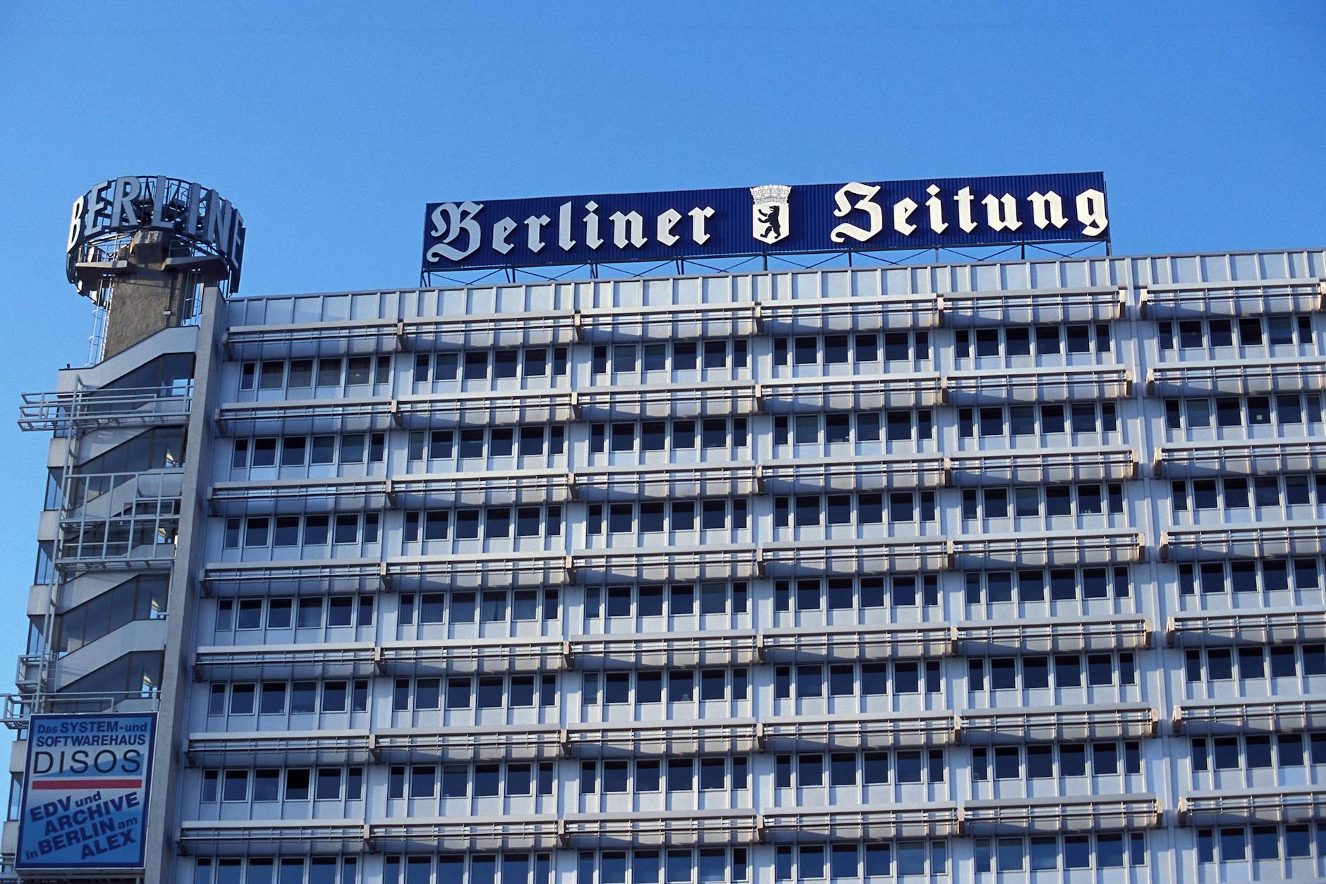 Verlagshaus der Berliner Zeitung, aufgenommen im Jahr 2002, mit dem weithin sichtbaren Schriftzug. In das Gebäude zog die Zeitung erstmals im Jahr 1973 – und ist dort heute wieder zu Hause.