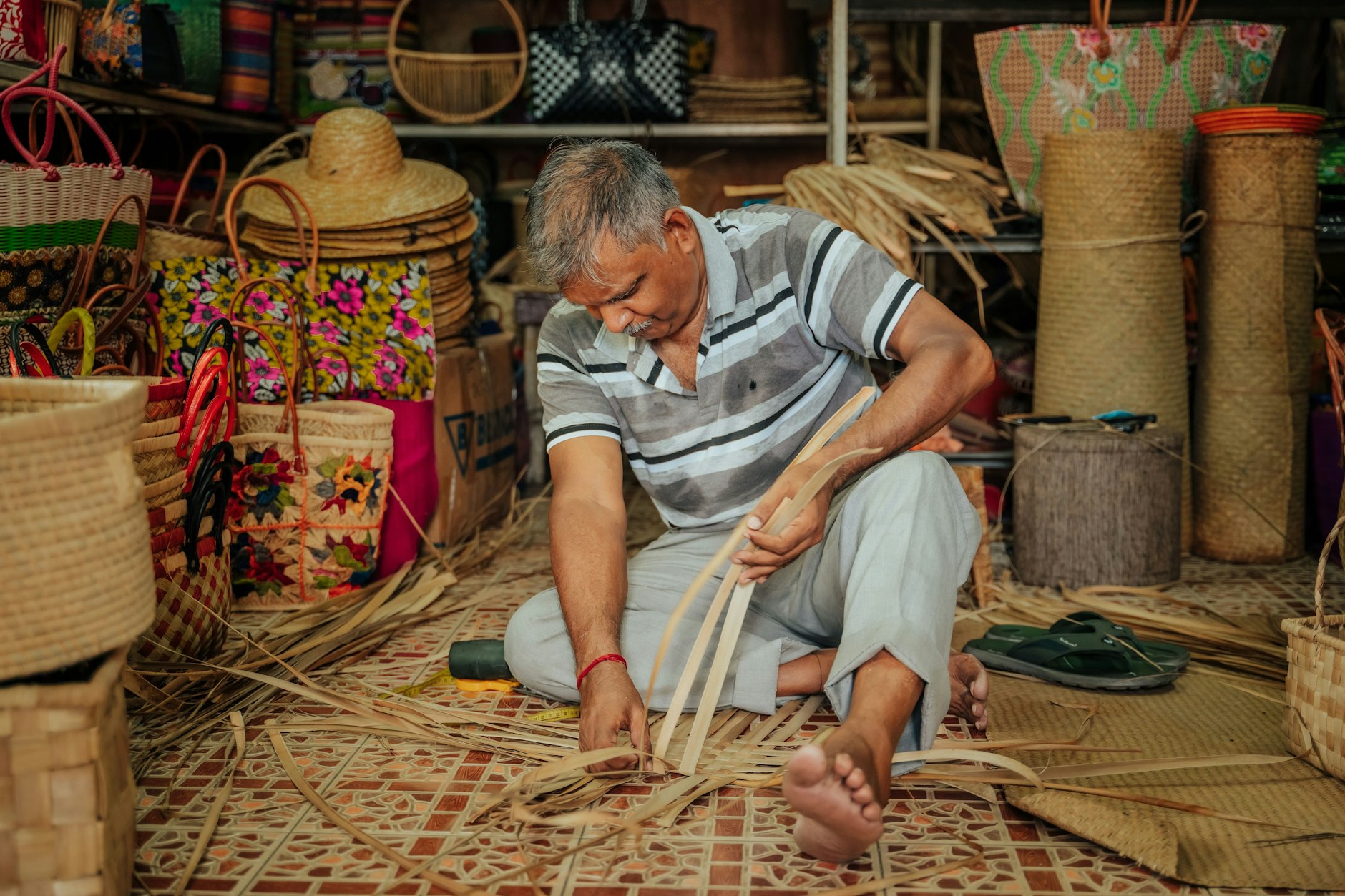 Im Garten der Familie Bulleeram wächst die Vacoa-Pflanzen. Ihre langen, festen Blätter werden geschnitten, getrocknet und in traditioneller Technik zu Körben geflochten – ein altes Handwerk, das hier von Generation zu Generation weitergegeben wird.