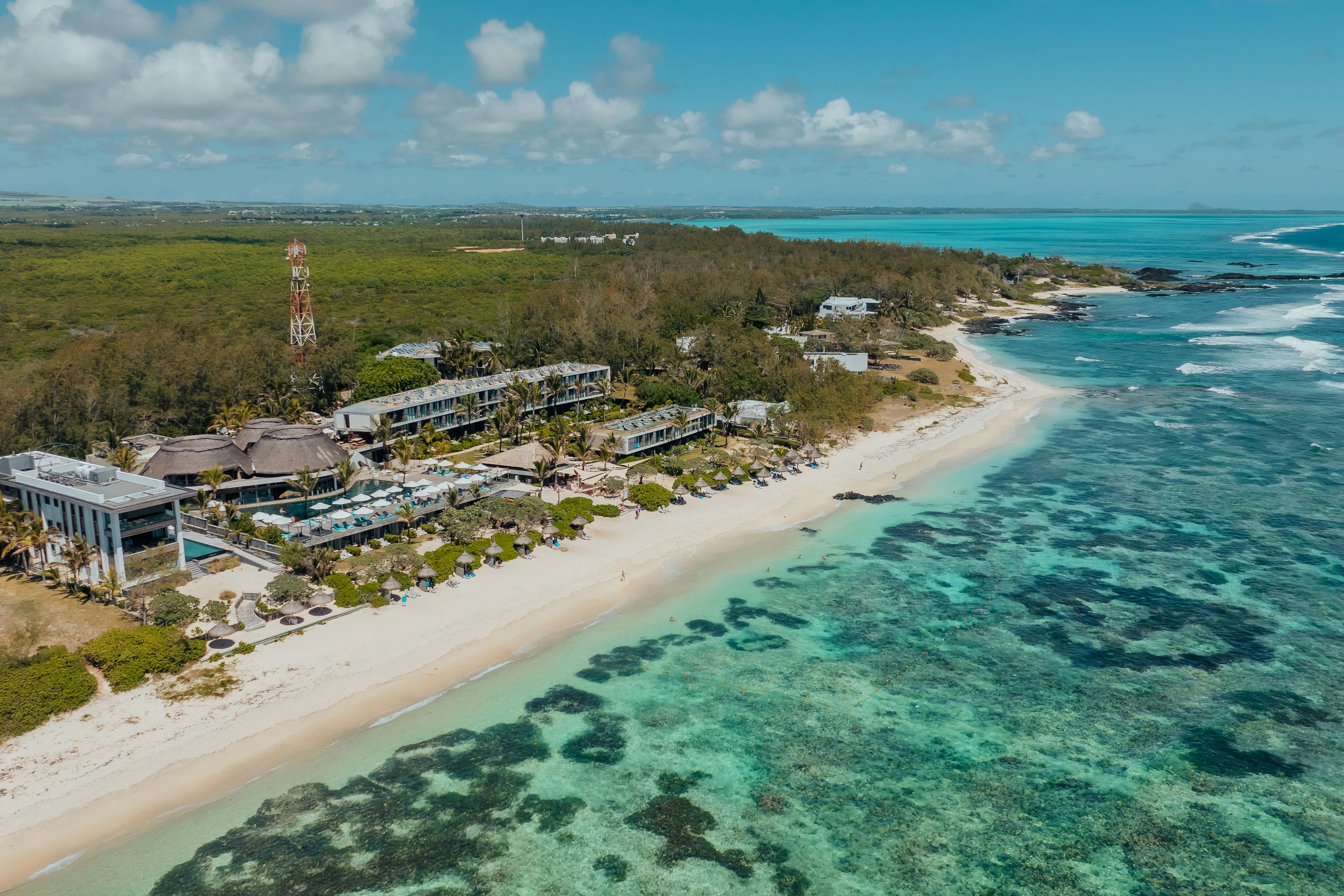 Eingebettet zwischen Lagune und Tropengrün liegt das Radisson Blu Azuri Resort &amp; Spa.