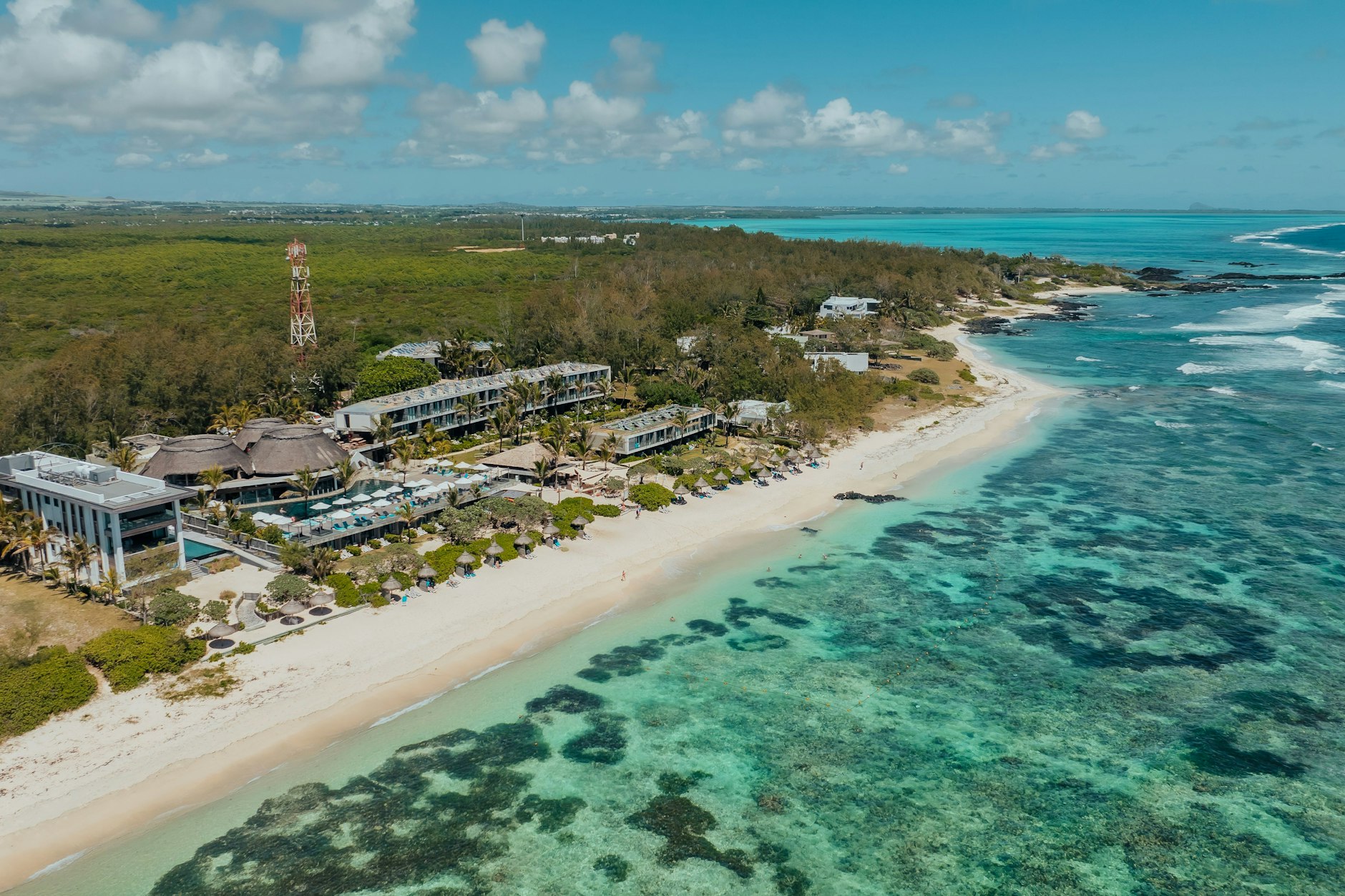 Eingebettet zwischen Lagune und Tropengrün liegt das Radisson Blu Azuri Resort &amp; Spa.