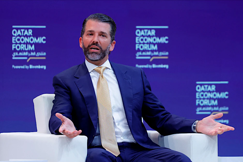 Donald Trump Jr. spricht auf der Bühne eines Wirtschaftsforums in Katar – auch über seine nächsten Ambitionen.