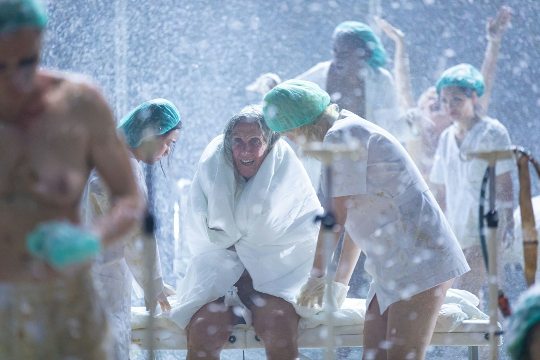 Hier kippt Florentina Holzingers Show „A Year Without Summer“ gleich in ein entfesseltes hygienisches Desaster.