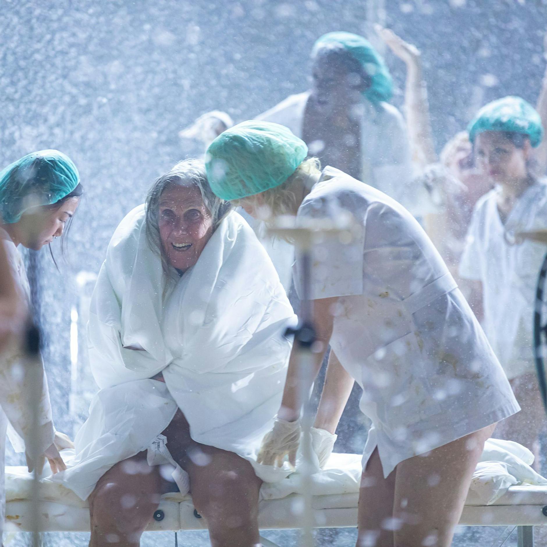 Florentina Holzinger feiert in der Volksbühne mit Gruppensex und Körpersäften das Leben