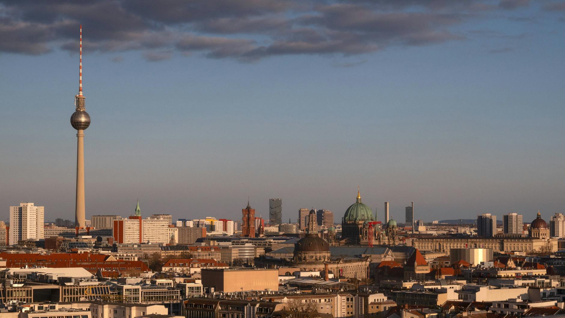 Blick auf Berlin: In über 874.6000 Wohnungen könnte Asbest verbaut sein.