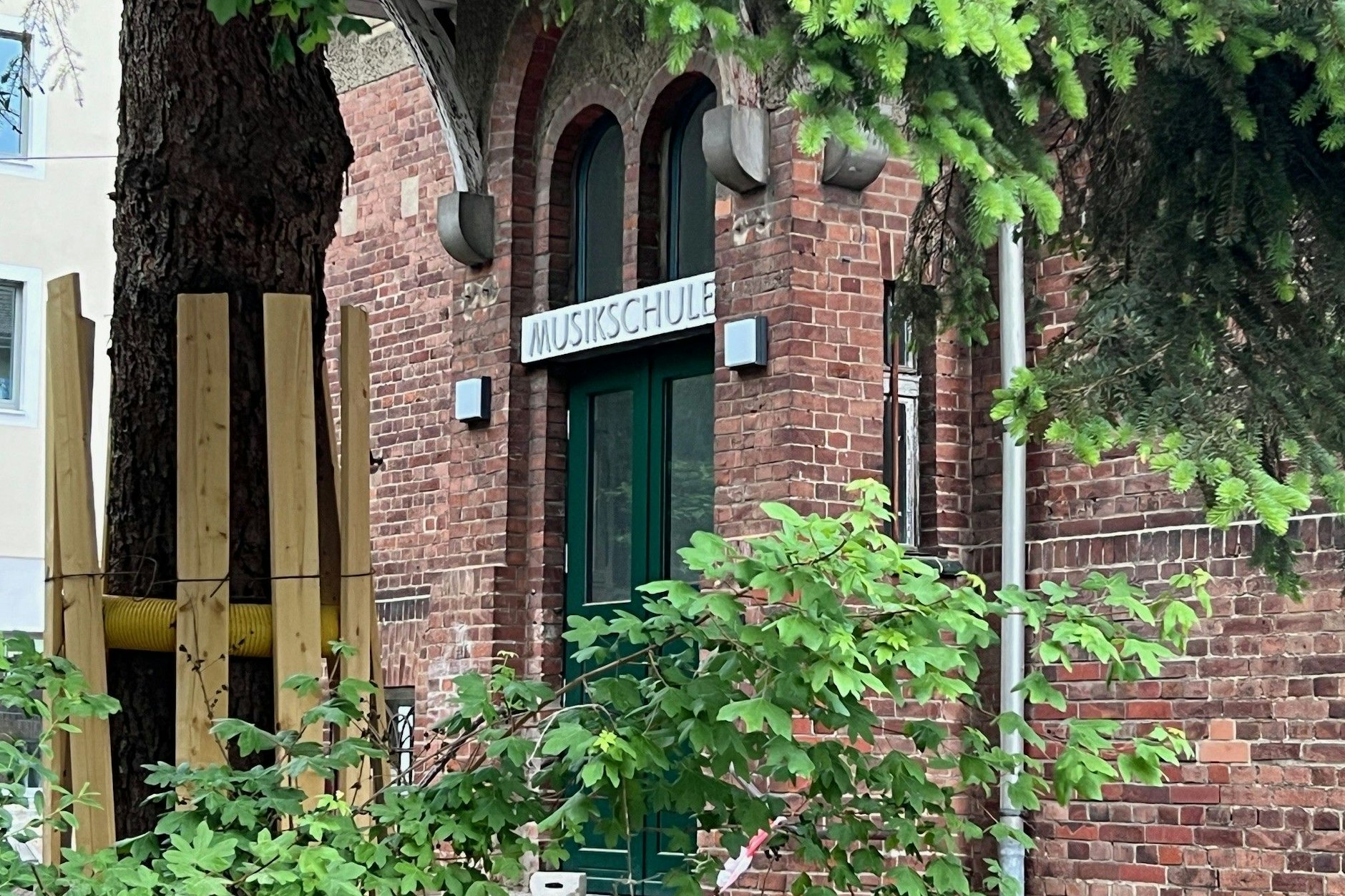 Die ehemalige Musikschule in Köpenick wird zur Grundschule. Das alte Schild hängt aber noch.