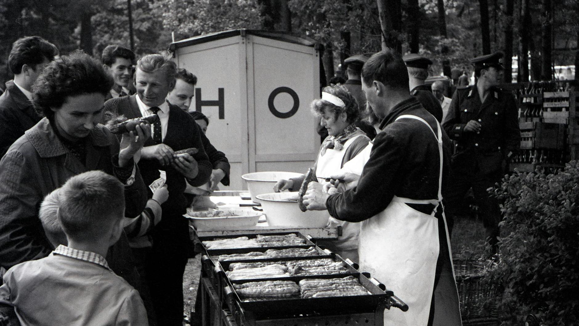 Die Thüringer Rostbratwurst war und ist nicht nur ein Klassiker beim Grillabend. Hier wird sie bei der Galopprennbahn Gotha-Boxberg über den Tresen gereicht.