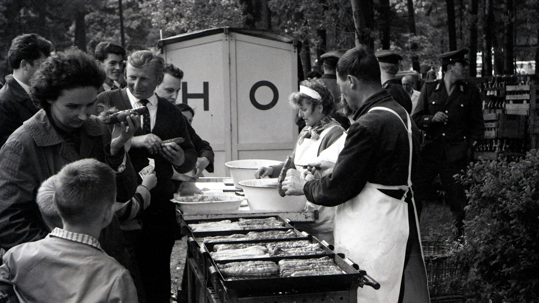 Die Thüringer Rostbratwurst war und ist nicht nur ein Klassiker beim Grillabend. Hier wird sie bei der Galopprennbahn Gotha-Boxberg über den Tresen gereicht.
