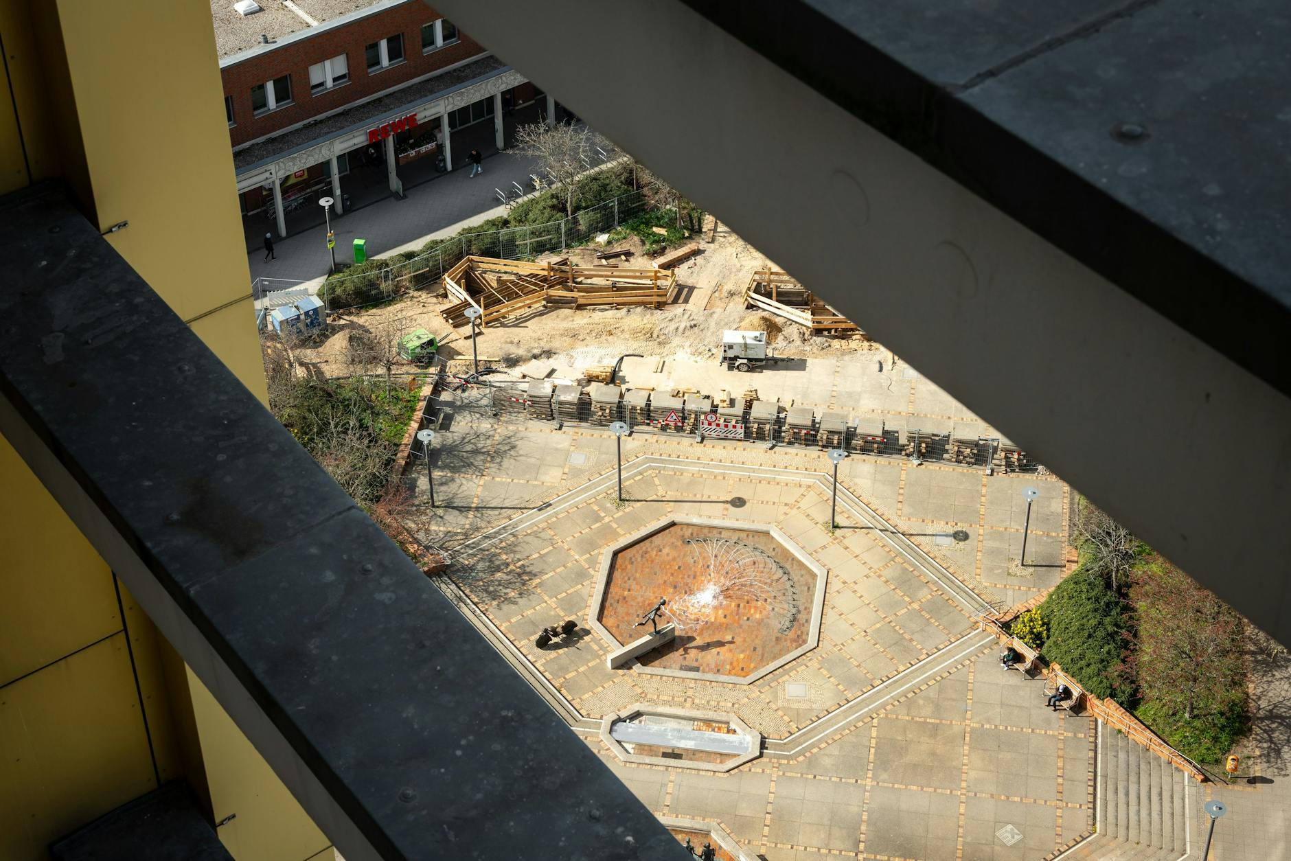 Blick auf den Helene-Weigel-Platz in Berlin-Marzahn aus der 25. Etage eines Hochhauses