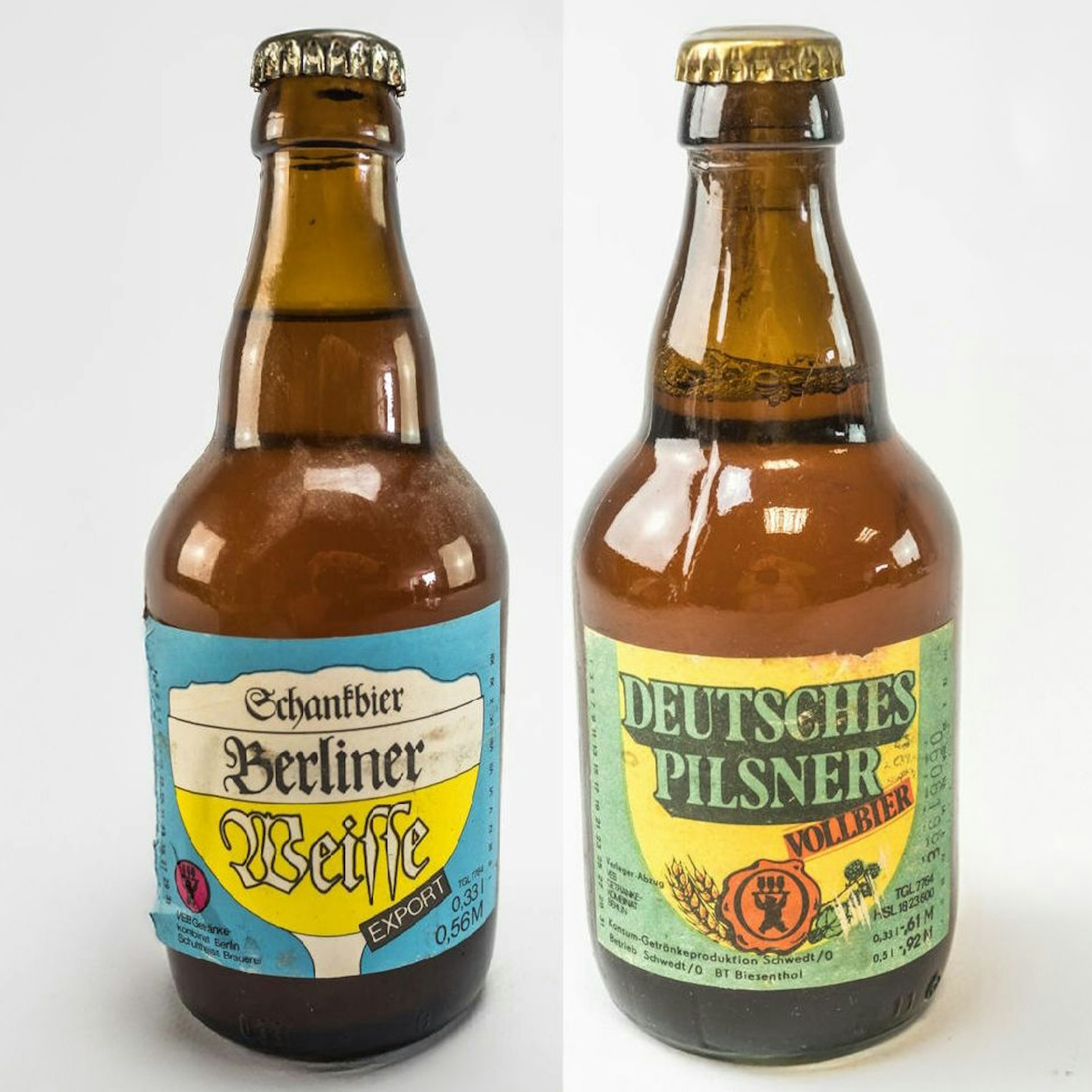 Auch ein leckeres Bierchen durfte zum Grillabend nicht fehlen. Hier: Ein Deutsches Pilsner Vollbier aus dem VEB Getränkekombinat Berlin – die Flasche, die im Fundus des DDR-Museums Berlin schlummert, kostete damals 61 Pfennig. Daneben eine Flasche Berliner Weisse für 0,56 Mark.
