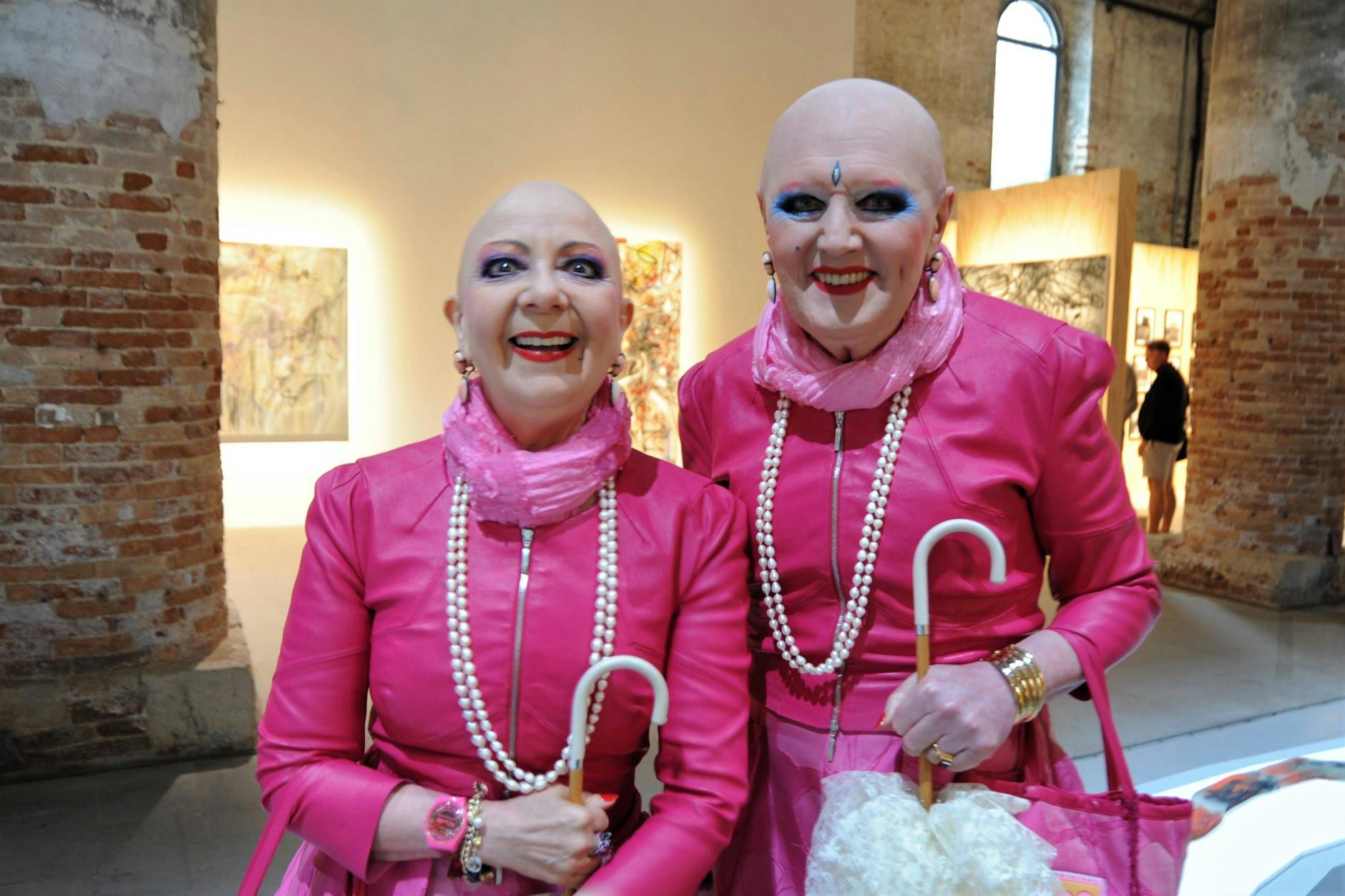 Eva & Adele sind ein wandelndes Gesamtkunstwerk gewesen. Eva (r.) ist jetzt von uns gegangen.