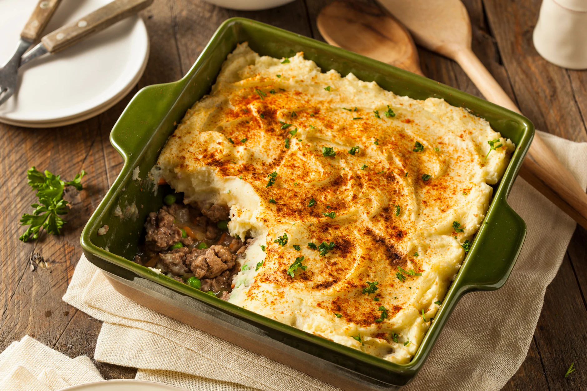 Schusterpastete mit Hackfleisch, Sauerkraut und Kartoffelpüree. Der Auflauf ist dem Shepard's Pie ähnlich, einem klassischen britischen und irischem Gericht.