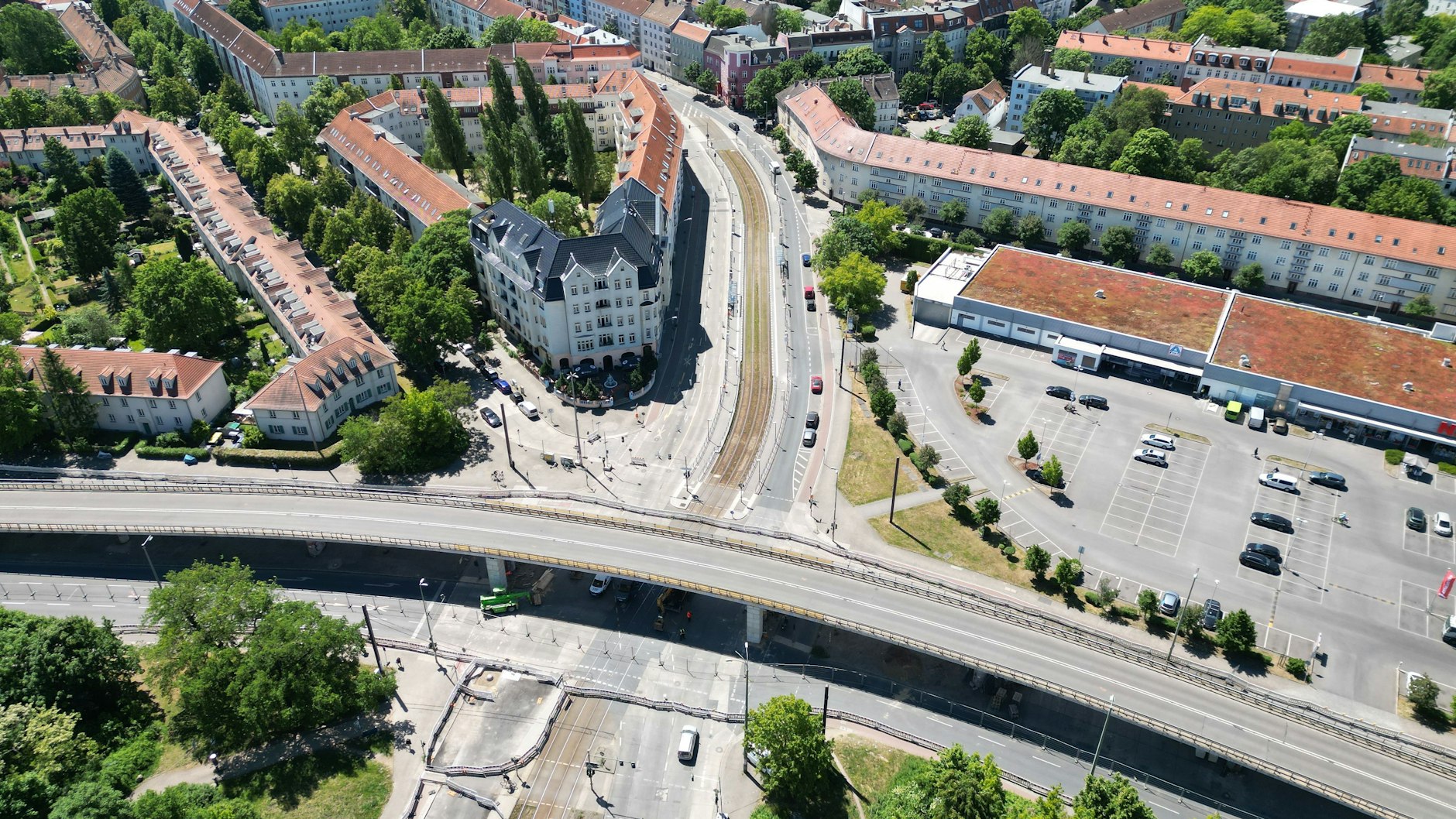 Der Blick von oben auf Oberschöneweide und die Brücke an der Wuhlheide: keine Autos auf der Brücke, kein Verkehr, keine Tram auf den Straßen. Auch auf dem Parkplatz vor den beiden Supermärkten ist viel weniger los als gewöhnlich.