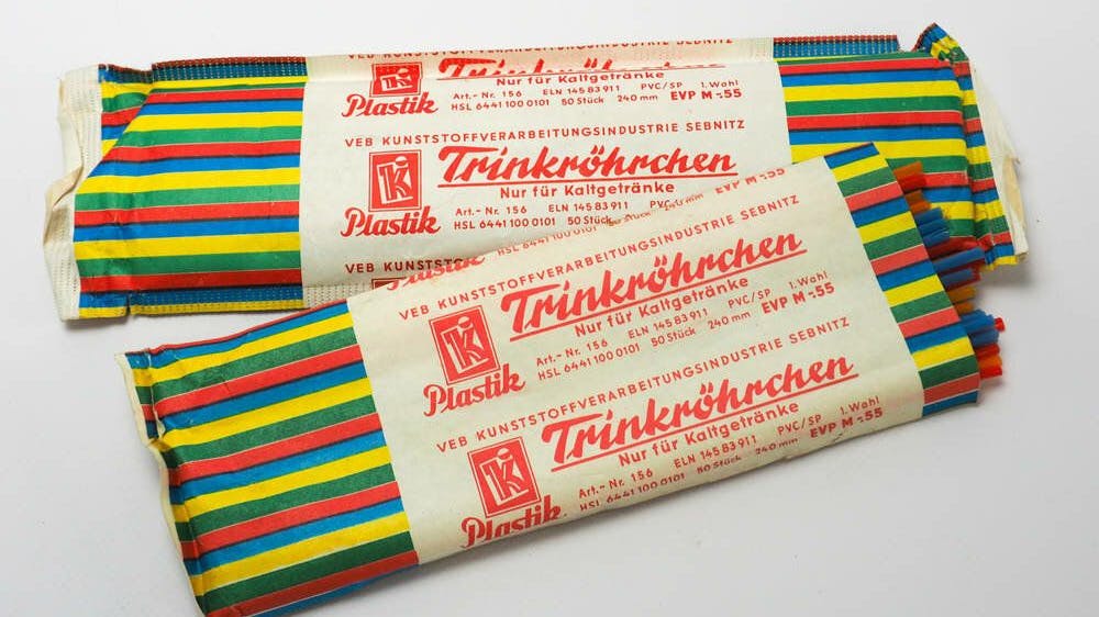 An diese kunterbunte Verpackung erinnert sich wohl jeder: Aus diesen Trinkröhrchen aus dem VEB Kunststoffverarbeitungsindustrie Sebnitz schmeckte die Limo im Sommer gleich doppelt gut. Die Halme kosteten übrigens 55 Pfennig.