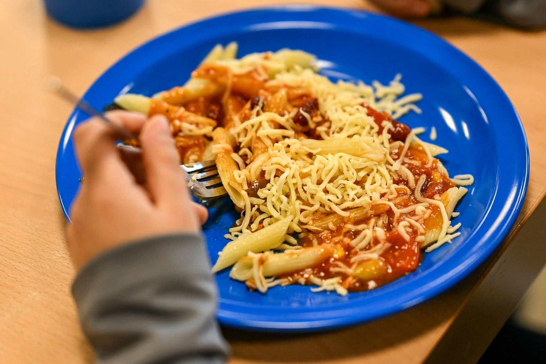 Ein Kind beim Schulessen. Für manche Kinder ist es die einzige Chance auf eine warme Mahlzeit am Tag.