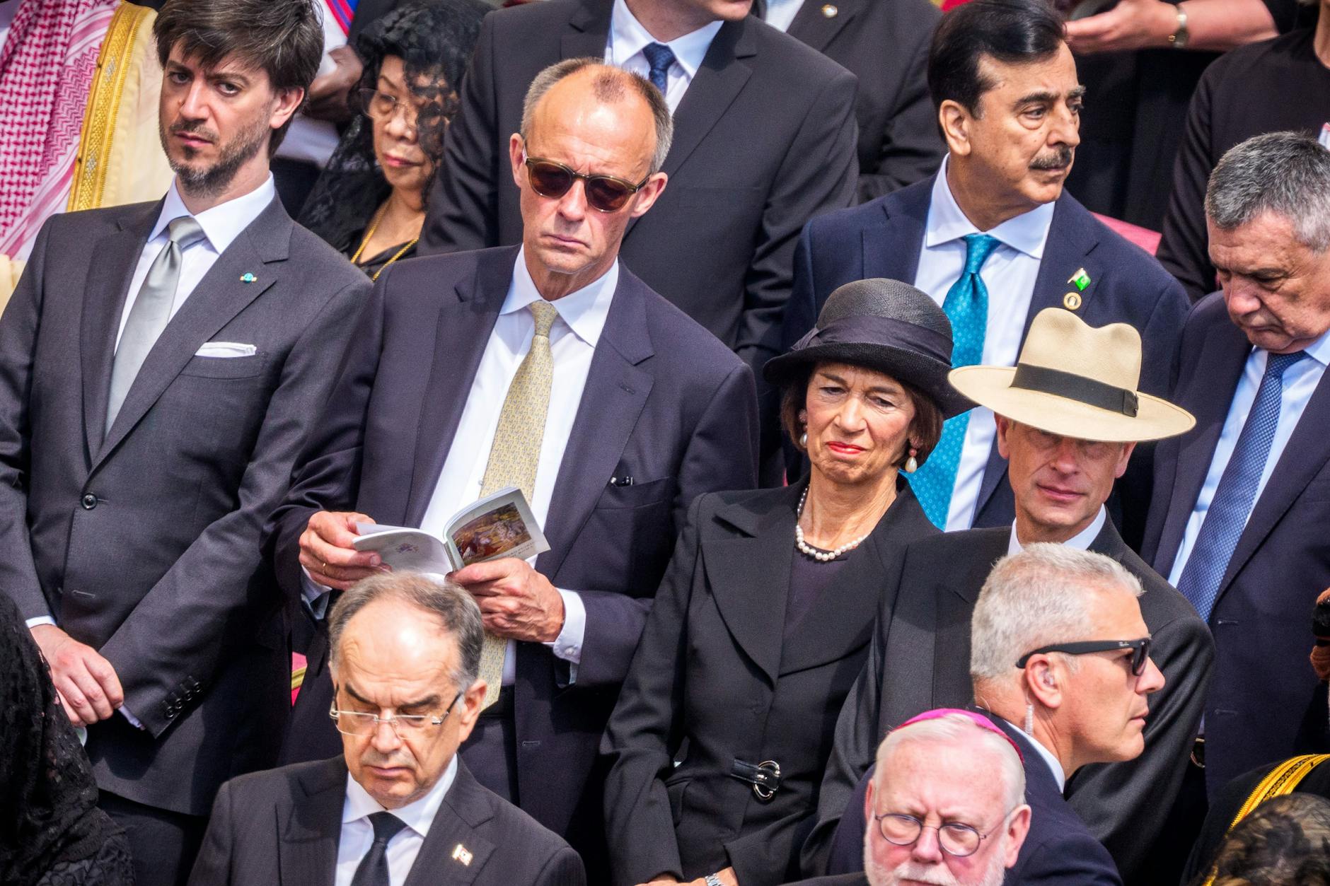 18.05.2025, Vatikan: Bundeskanzler Friedrich Merz (Bildmitte, mit Sonnenbrille) und seine Frau Charlotte Merz nehmen an der Amtseinführung des neuen Papstes Leo XIV. auf dem Petersplatz teil.