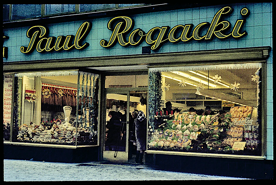 Dieses Foto des Geschäfts der Berliner Feinkost-Legende Rogacki stammt aus dem Jahr 1967. Kurz vor Weihnachten liegt etwas Schnee.